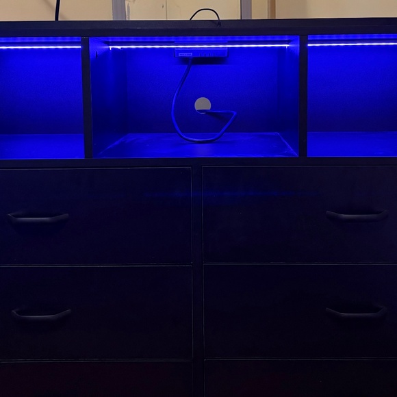 Jaylianiz 6 drawer dresser with LED lightbar